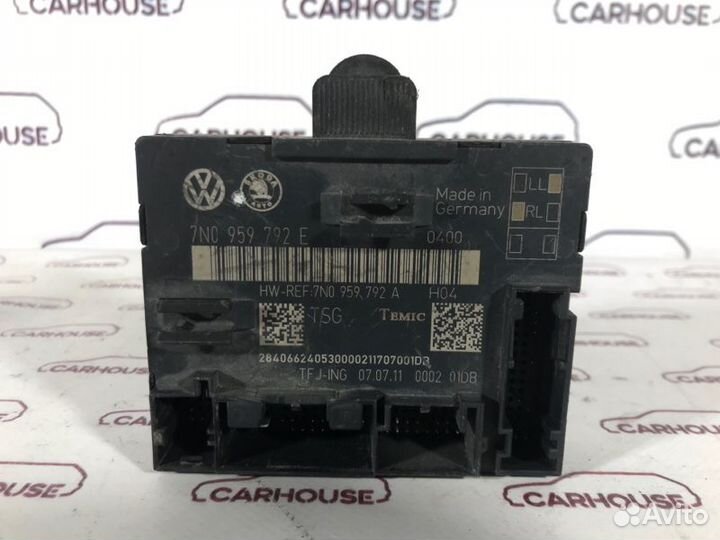 Блок управления дверьми передний правый Skoda Yeti