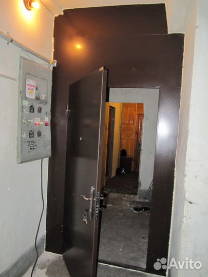 Перег, железные 93 серии (у лифта)