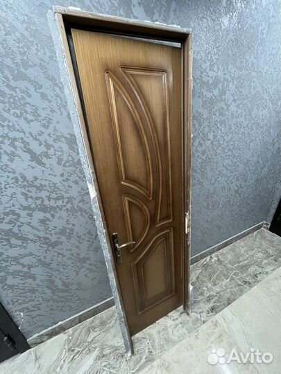 Дверь деревянная 600 с коробкой и замком бу