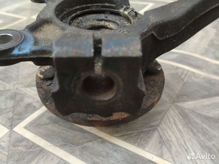 Кулак поворотный левый правый Nissan Note E11