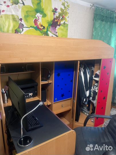 Кровать-чердак со столом и шкафом