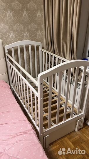 Детская кроватка с маятником
