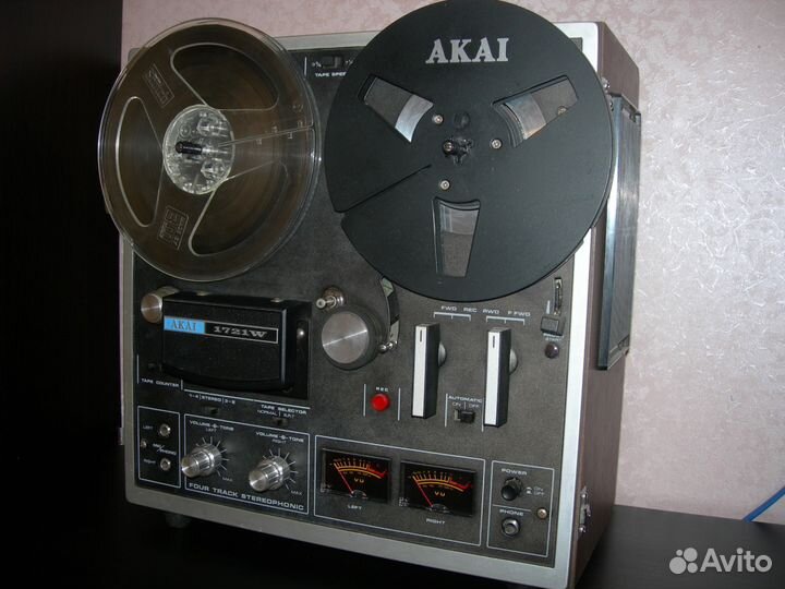 Akai 1721w four track stereophonic reel to reel tape recorder