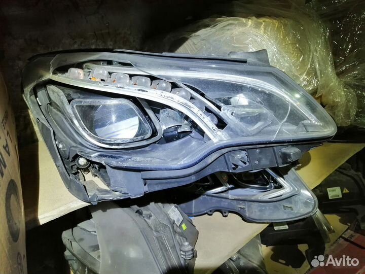 Фара правая битая светодиодная 207 Mercedes