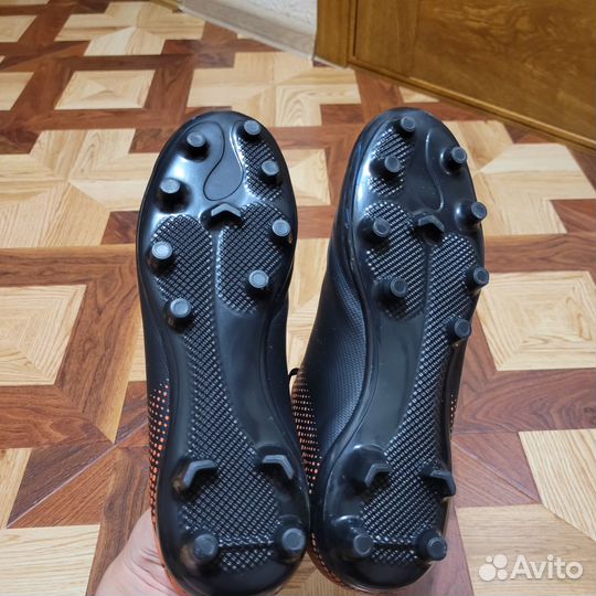 Продаются новые футбольные бутсы