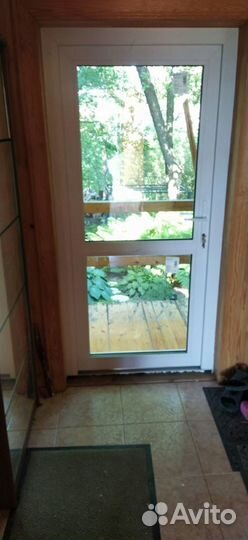 Пластиковая дверь для дома