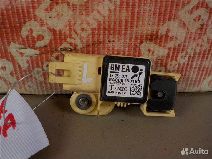 Датчик удара левый Opel Astra-H хэтчбек Z20LER