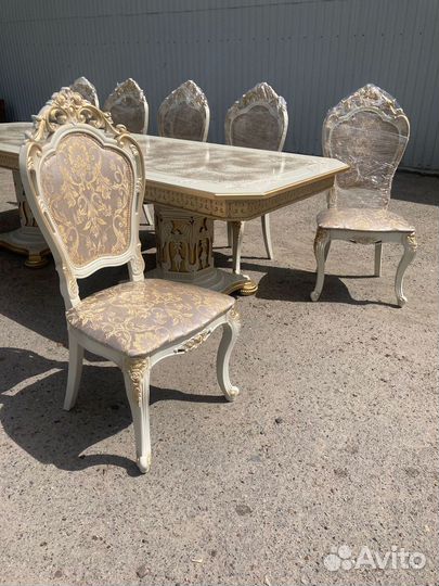 Стол и стулья