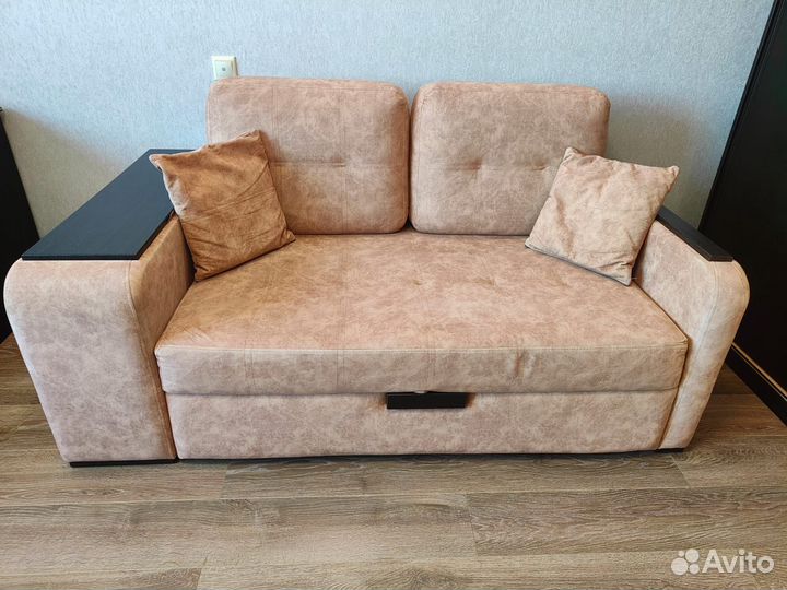 Раскладной велюровый диван золотистого цвета