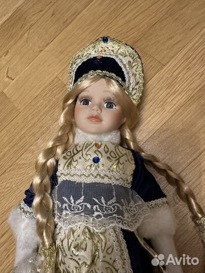 Кукла фарфоровая