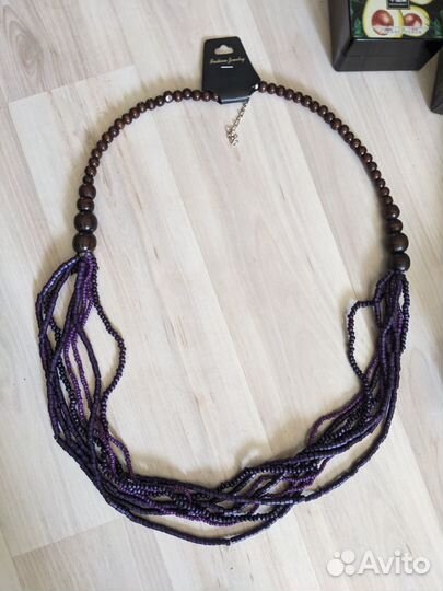 Новое бусы,кушон,лампа маникюр