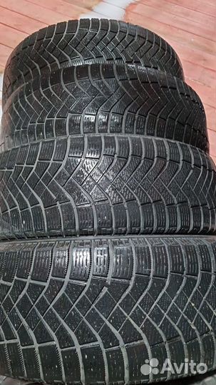 Yokohama BluEarth AE50 SUV 215/65 R17 99V