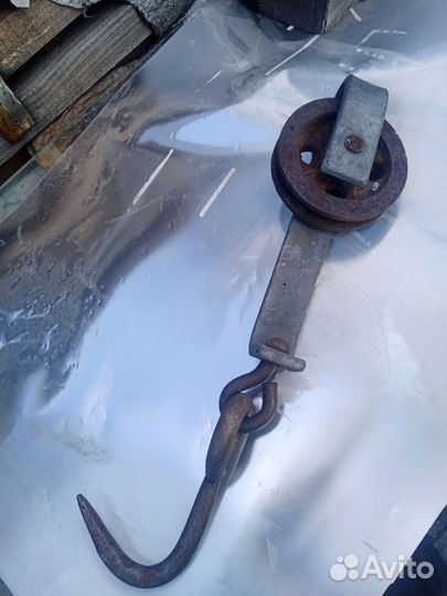 Крюк для мяса, на ролике