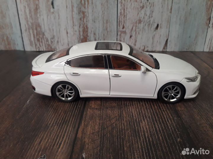 Машинки коллекционные 1/24