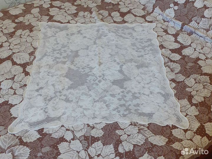 Скатерть,покрыволо вязаные