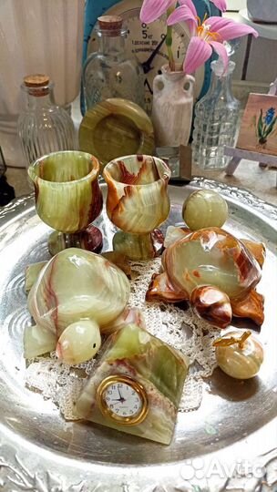 Статуэтки, часы, пирамида, бокалы оникс