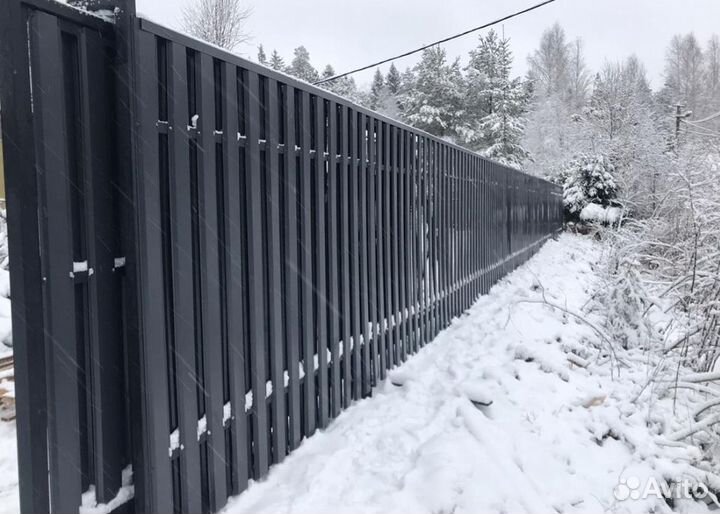 Забор из штакетника в шахматном порядке