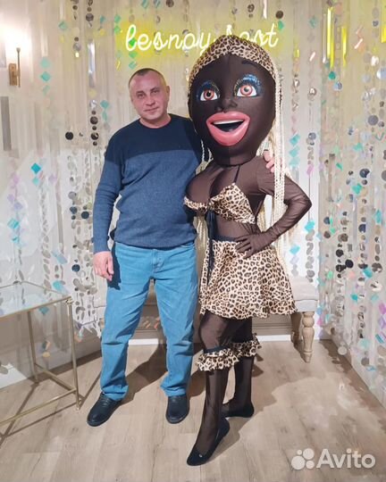 Ростовая кукла Пирожков и женщина негритянка