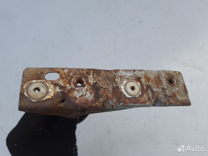 Кронштейн крыла левый нижний Audi A6 C5