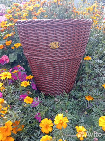 Кашпо для цветов из ротанга