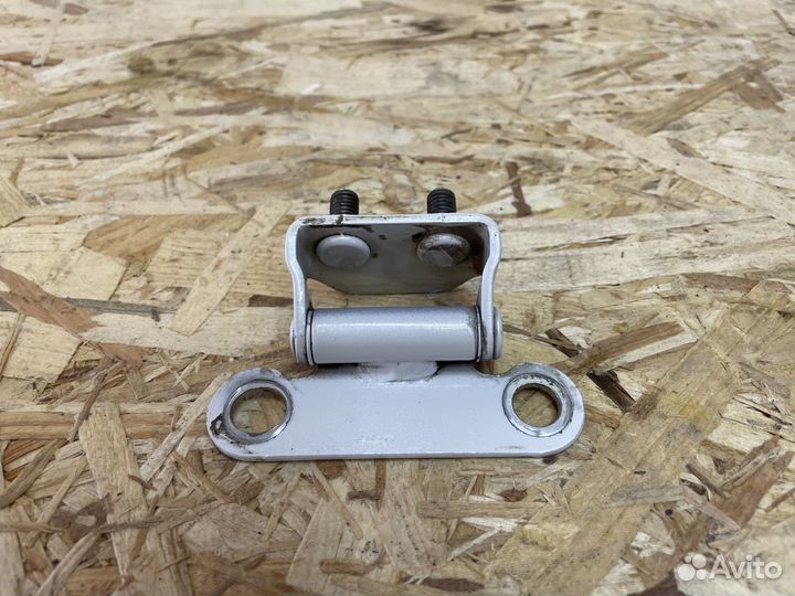 Петля крышки багажника Toyota Land Cruiser 200