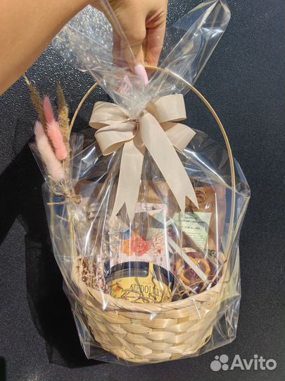 Подарочная чайная корзина со сладостями