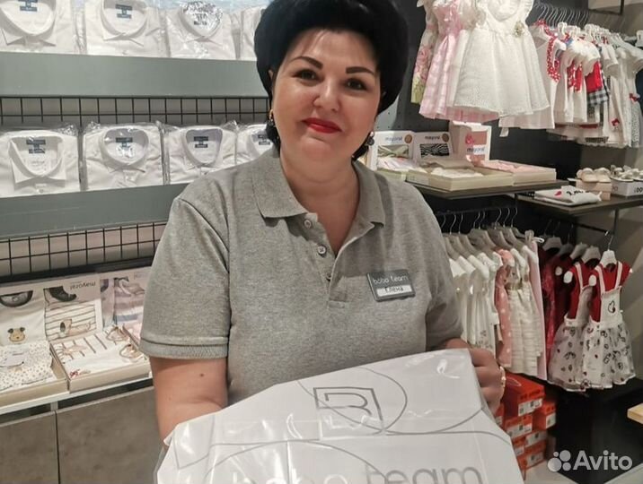 Продавец в детском магазине брендовой одежды и обу