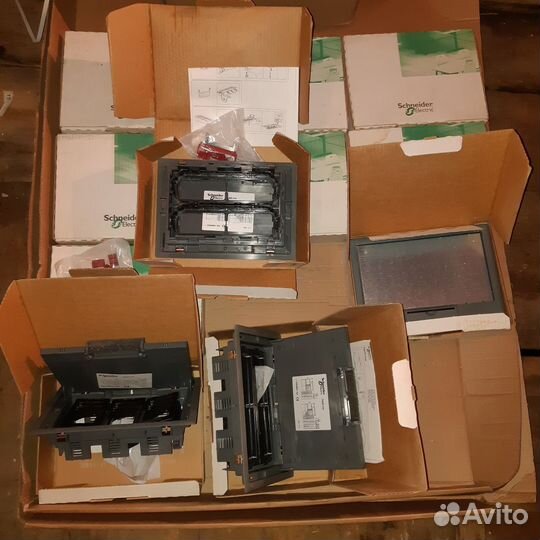 Напольный лючок на 8 модулей Schneider