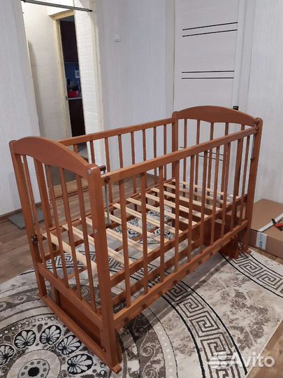 Детская кроватка с маятником
