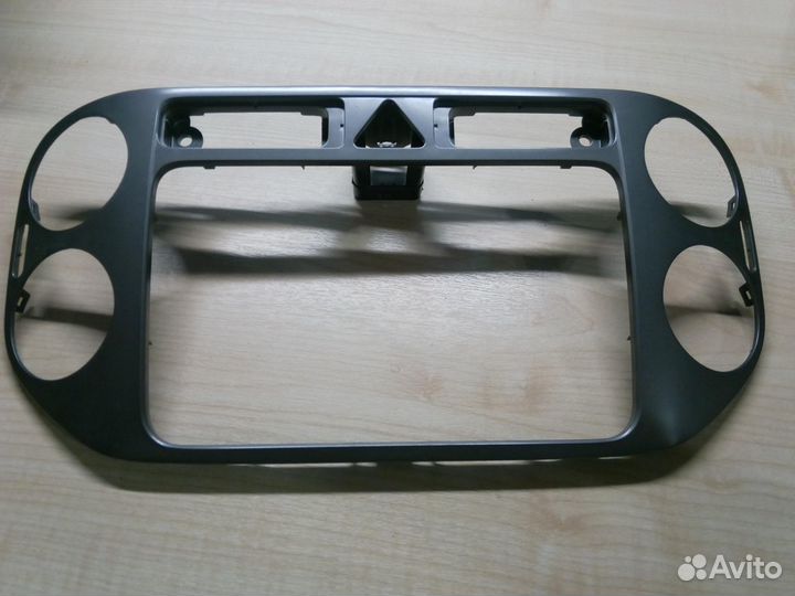 Рамка магнитолы Volkswagen Tiguan