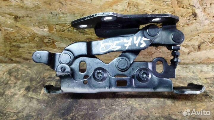 Петля капота правая Mercedes-Benz C-Class W204