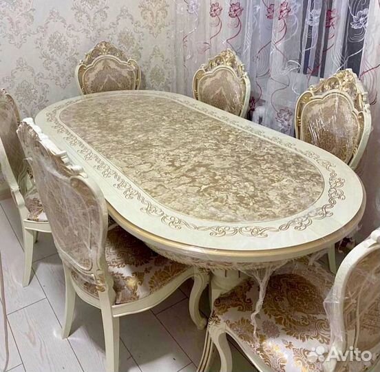 Обеденный стол и стулья