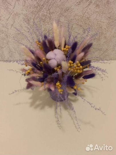 Композиция из сухоцветов фиолетовая