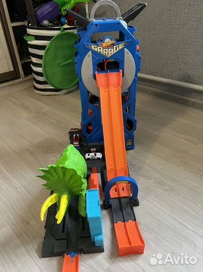 Hot wheels мега гараж+сокрушительный трицератопс