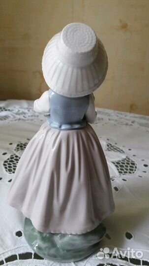 Lladro.Фарфоровая статуэтка,Девочка с букетом