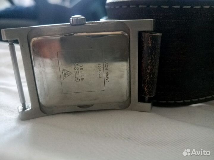 Стильные часы Guess