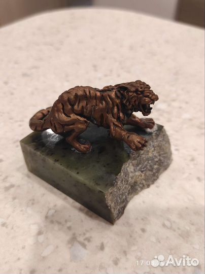 Фигурки животных на камне