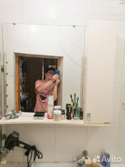 Тумба с раковиной и смесителем, зеркало и полки