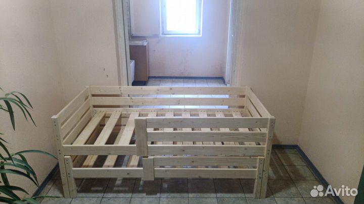 Детская кровать с выдвижным спальным местом