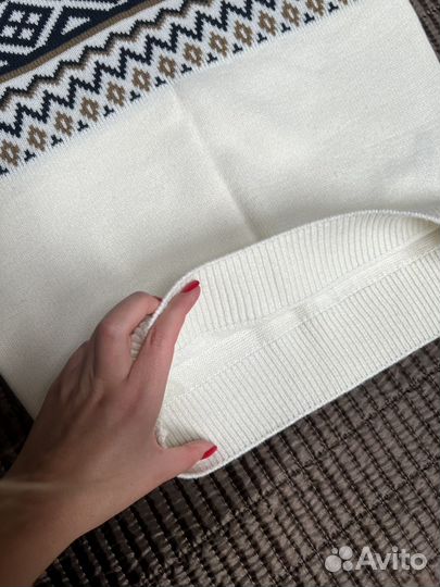 Пара свитеров