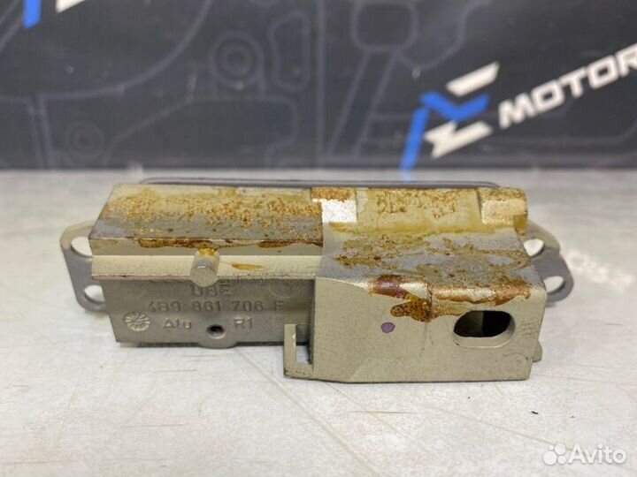 Крючок салонный правый Audi A6 Avant C5 APR 2000