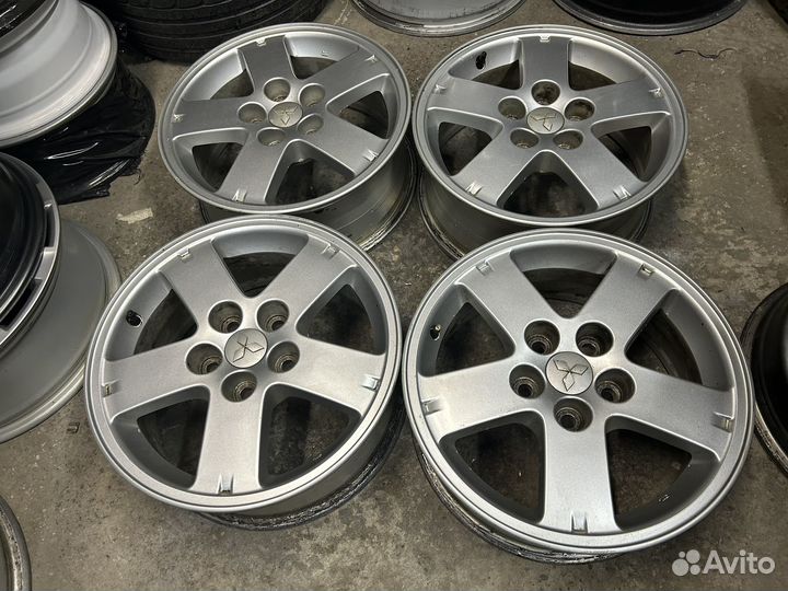 Mitsubishi outlander R16