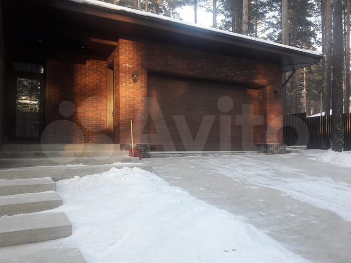 Коттедж 195 м² на участке 11 сот.