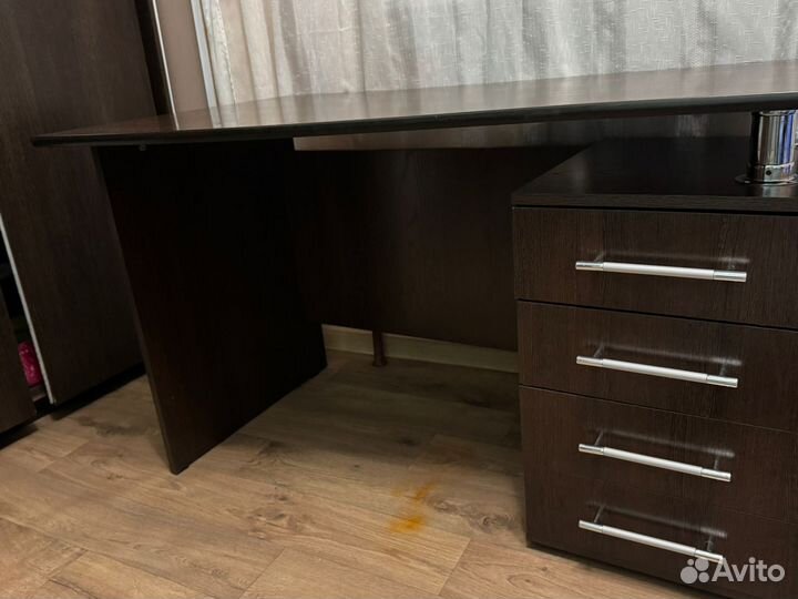Письменный стол