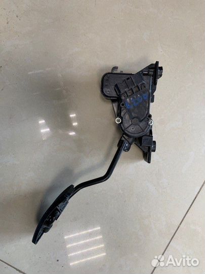 Педаль газа Mitsubishi L200 пикап 4D56 2010