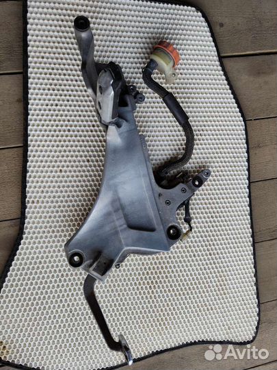 St1100 кронштейн для ног правый