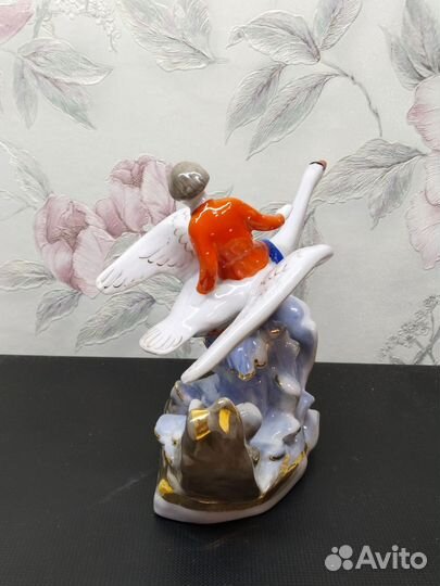 Фарфоровая статуэтка 