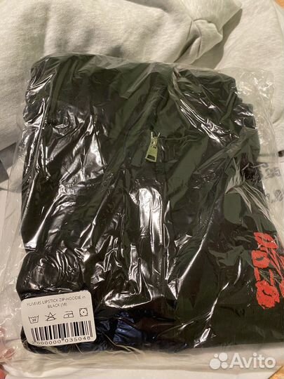 Yumms lipstick zip-hoodie in Black (M)