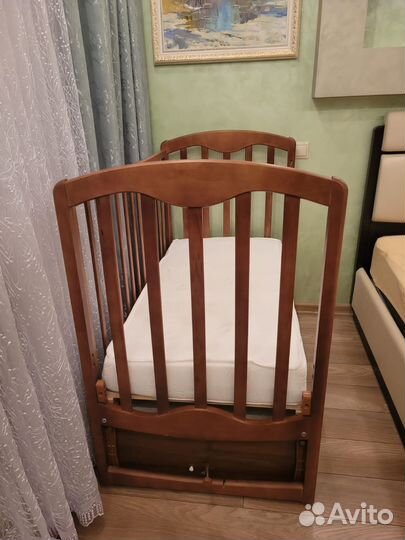Детская кроватка с маятником и ящиком