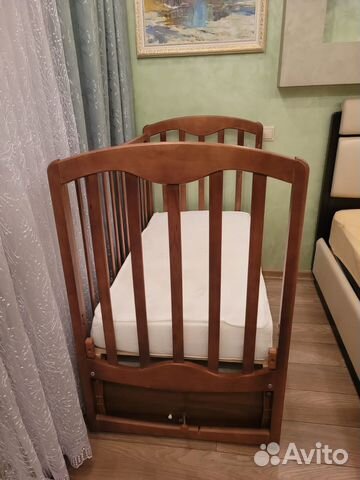 Детская кроватка с маятником и ящиком